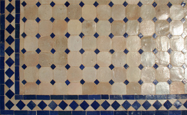 Motif koura beige frise et cabochons bleus zellige mosaïque de céramique