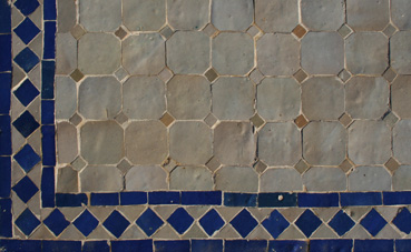 Motif koura beige frise bleue et cabochons beiges zellige mosaïque de céramique 