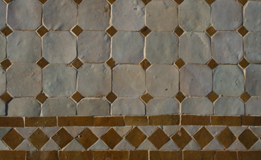 Motif koura beige frise et cabochons et gold zellige mosaïque de céramique 