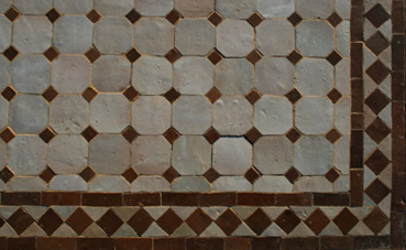 Motif koura beige frise et cabochons et marrons zellige mosaïque de céramique 