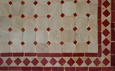 Motif koura beige frise et cabochons et rouge bordeaux zellige mosaïque de céramique 