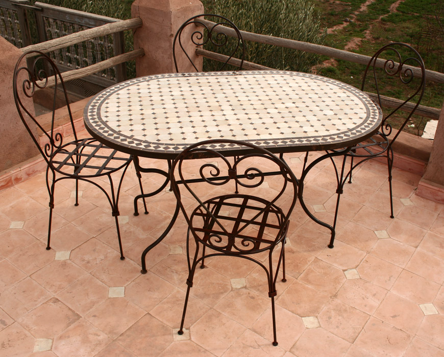 Ensemble Tables en zellige et chaises en fer forg, faites une affaire !