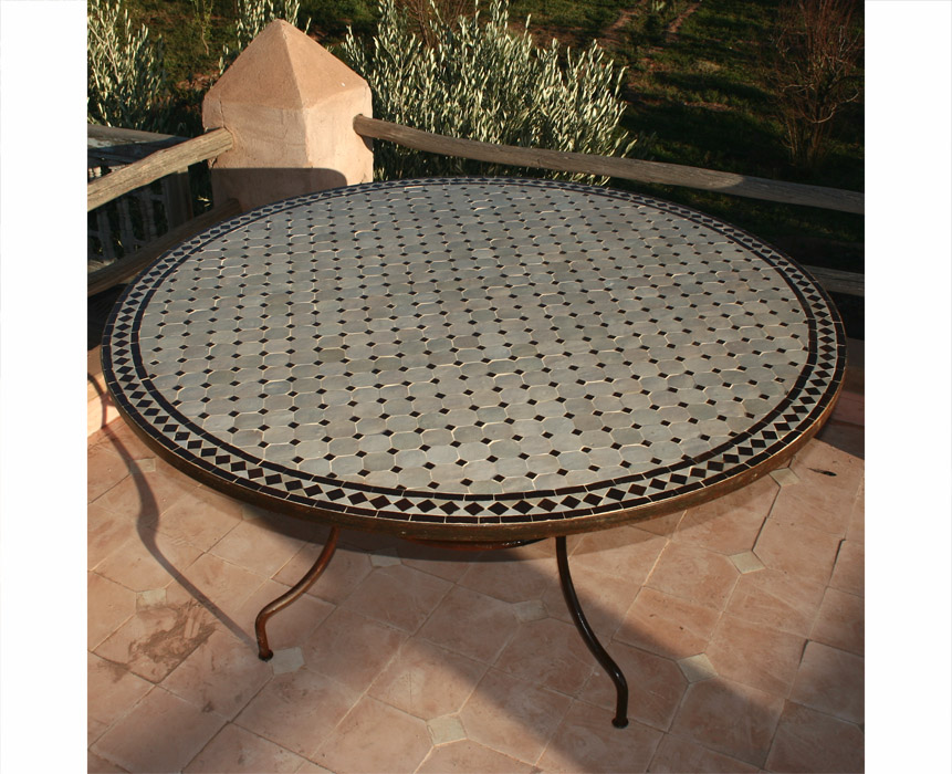 Table mosaïque de terre cuite zellige ronde d.: 150 pied simple fer forgé